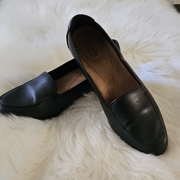 Clarks Women's Elegant Black Flats - Picture 2 of 5